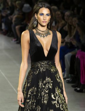 New York, Ny - Şubat 06, 2020: New York Moda Haftası sırasında Tadashi Shoji Sonbahar defilesinde bir model podyumda yürüyor