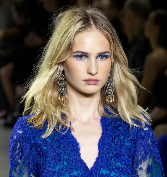 New York, Ny - Şubat 06, 2020: New York Moda Haftası sırasında Tadashi Shoji Sonbahar defilesinde bir model podyumda yürüyor