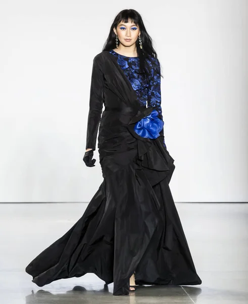 New York February 2020 Model Walks Runway Tadashi Shoji Fall — Stock Photo, Image