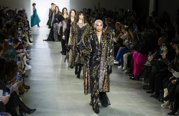 New York February 2020 Models Walk Runway Tadashi Shoji Fall — 스톡 사진