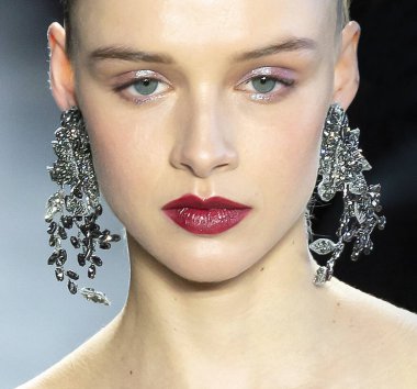 New York, New York - 08 Şubat 2020: Nina Dapper Badgley Mischka Sonbahar Moda Şovu 2020 'de podyumda yürüyor