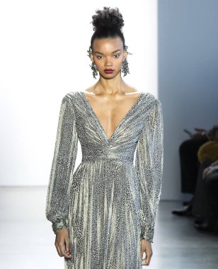 New York, New York - 08 Şubat 2020: Djenice Duarte Silva Badgley Mischka Kış Şovu 'nda podyumda yürüyor