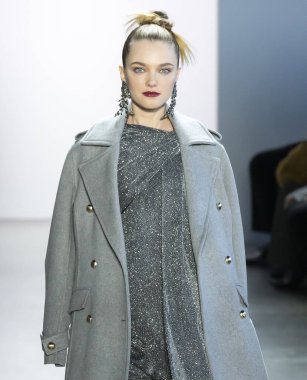 New York, New York - Şubat 08, 2020: Vlada Roslyakova Badgley Mischka Kış Şovu 'nda podyumda yürüyor