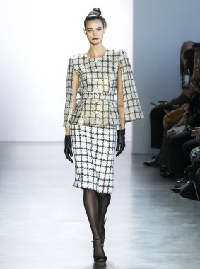 New York, New York - Şubat 08, 2020: Anja Leuenberger Badgley Mischka Kış Şovu 'nda podyumda yürüyor