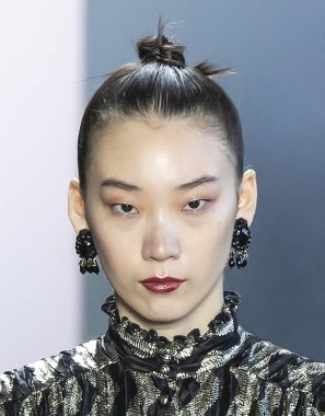 New York, New York - Şubat 08, 2020 Badgley Mischka Sonbahar Moda Şovu 'nda bir model podyumda yürüyor