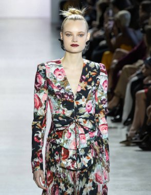 New York, New York - Şubat 08, 2020: Valou Weemering Badgley Mischka Sonbahar Moda Şovu 2020 'de podyumda yürüyor