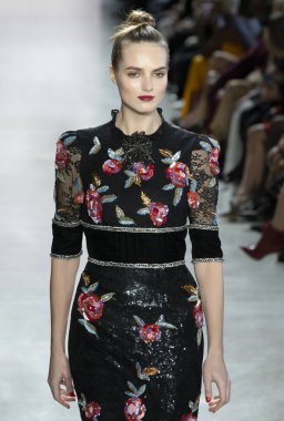 New York, New York - Şubat 08, 2020: Agne Konciute Badgley Mischka Fall Winter 2020 Moda Gösterisinde podyumda yürüyor