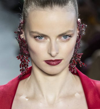 New York, New York - 08 Şubat 2020: Elza Matiz Badgley Mischka Sonbahar Moda Şovu 2020 'de podyumda yürüyor
