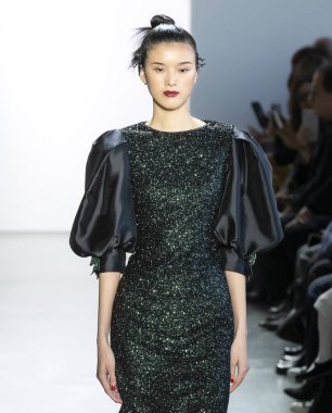 New York, New York - 08 Şubat 2020: Hui Hui Ma Badgley Mischka Kış Şovu 'nda podyumda yürüyor