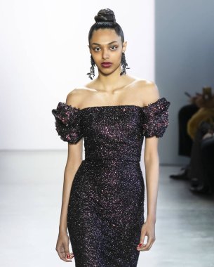 New York, New York - 08 Şubat 2020: Diya Prabhakar Badgley Mischka Fall Winter 2020 Moda Gösterisinde podyumda yürüyor
