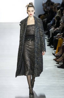 New York, New York - 08 Şubat 2020: Marija Zezelj Badgley Mischka Sonbahar Moda Şovu 2020 'de podyumda yürüyor