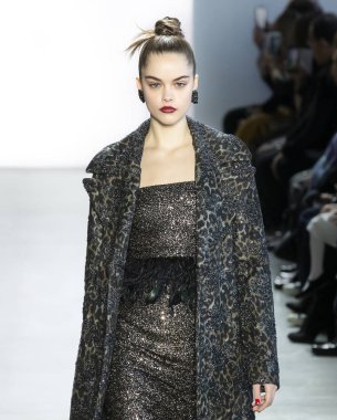 New York, New York - 08 Şubat 2020: Marija Zezelj Badgley Mischka Sonbahar Moda Şovu 2020 'de podyumda yürüyor