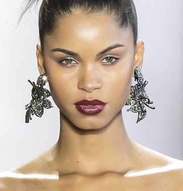 New York, New York - 08 Şubat 2020: Daiane Sodre Badgley Mischka Sonbahar Moda Şovu 'nda podyumda yürüyor