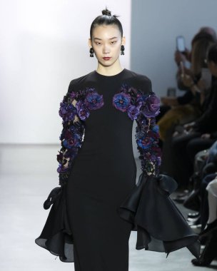 New York, New York - Şubat 08, 2020 Badgley Mischka Sonbahar Moda Şovu 'nda bir model podyumda yürüyor