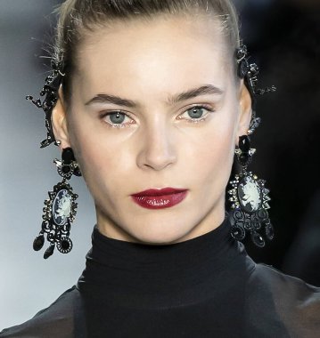 New York, New York - Şubat 08, 2020: Juju Ivanyuk Badgley Mischka Sonbahar Moda Şovu 'nda podyumda yürüyor