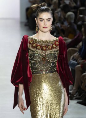 New York, New York - 08 Şubat 2020: Daphne Velghe Badgley Mischka Sonbahar Moda Şovu 2020 'de podyumda yürüyor