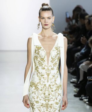 New York, New York - Şubat 08, 2020: Magdalena Chachlica Badgley Mischka Kış Şovu 'nda podyumda yürüyor