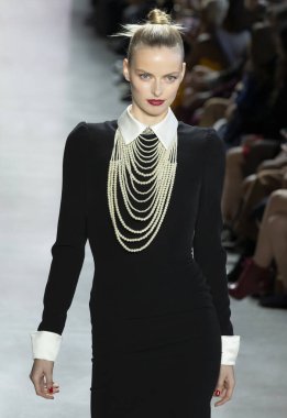 New York, New York - 08 Şubat 2020: Elza Matiz Badgley Mischka Sonbahar Moda Şovu 2020 'de podyumda yürüyor