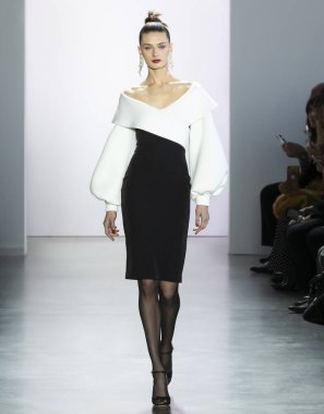 New York, New York - 08 Şubat 2020: Daniela Aciu Badgley Mischka Sonbahar Moda Şovu 'nda podyumda yürüyor