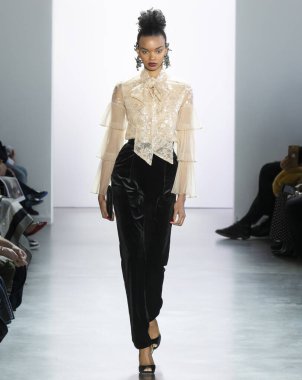 New York, New York - 08 Şubat 2020: Djenice Duarte Silva Badgley Mischka Kış Şovu 'nda podyumda yürüyor