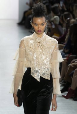 New York, New York - 08 Şubat 2020: Djenice Duarte Silva Badgley Mischka Kış Şovu 'nda podyumda yürüyor