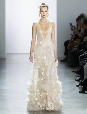 New York, New York - Şubat 08, 2020: Alena Frolova Badgley Mischka Fall Winter 2020 Moda Gösterisinde podyumda yürüyor