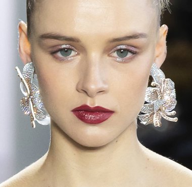 New York, New York - 08 Şubat 2020: Nina Dapper Badgley Mischka Sonbahar Moda Şovu 2020 'de podyumda yürüyor