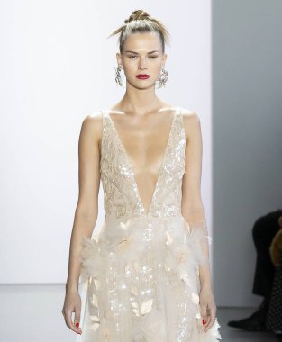 New York, New York - Şubat 08, 2020: Alena Frolova Badgley Mischka Fall Winter 2020 Moda Gösterisinde podyumda yürüyor