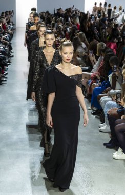 New York, New York - Şubat 08, 2020 Badgley Mischka Sonbahar Moda Şovu 'nda mankenler podyumda yürüyor