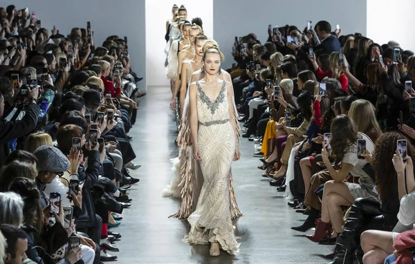 New York New York Feb 2020 Models Walk Badgley Mischka — 스톡 사진