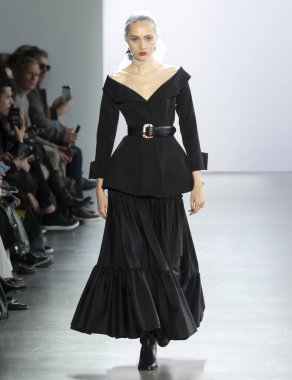 New York, New York - Şubat 09, 2020: Michelle Gutknecht Brock Kış Moda Şovu 'nda podyumda yürüyor