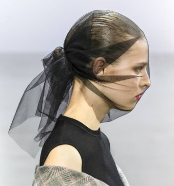 New York, New York - 09 Şubat 2020: Merel Zoet Brock Kış Moda Şovu 'nda podyumda yürüyor