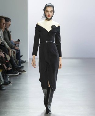 New York, New York - Şubat 09, 2020: Marija Zezelj Brock Kış Moda Şovu 'nda podyumda yürüyor