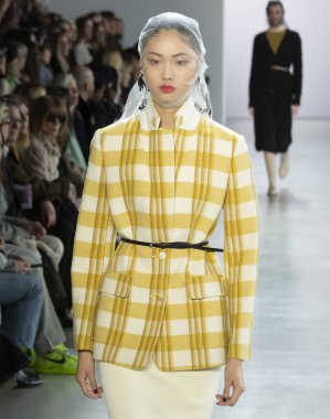 New York, New York - Şubat 09, 2020: Sijia Kang Brock Kış Moda Şovu 'nda podyumda yürüyor