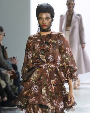 New York, New York - Şubat 09, 2020: Ruth Akele Brock Kış Moda Şovu 'nda podyumda yürüyor