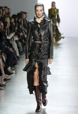 New York, New York - Şubat 09, 2020: Alise Daugule Brock Kış Moda Şovu 'nda podyumda yürüyor