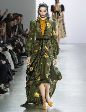 New York, New York - Şubat 09, 2020: Margriet Loosman Brock Kış Moda Şovu 'nda podyumda yürüyor