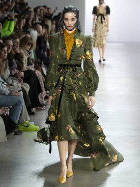 New York, New York - Şubat 09, 2020: Margriet Loosman Brock Kış Moda Şovu 'nda podyumda yürüyor