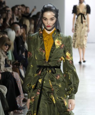 New York, New York - Şubat 09, 2020: Margriet Loosman Brock Kış Moda Şovu 'nda podyumda yürüyor