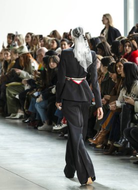 New York, New York - 09 Şubat 2020: Malika El Maslouhi Brock Kış Moda Şovu 'nda podyumda yürüyor