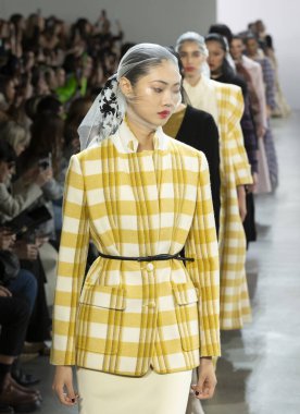 New York, New York - Şubat 09, 2020: Sijia Kang Brock Kış Moda Şovu 'nda podyumda yürüyor