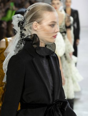 New York, New York - 09 Şubat 2020: Roos Abels Brock Kış Moda Şovu 'nda podyumda yürüyor