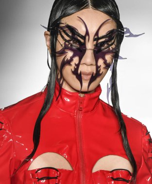 New York, New York - Şubat 09, 2020: Namilia Güz Kış Moda Gösterisi 'nde bir model podyumda yürüyor