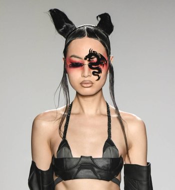 New York, New York - Şubat 09, 2020: Namilia Güz Kış Moda Gösterisi 'nde bir model podyumda yürüyor