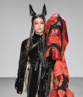 New York, New York - Şubat 09, 2020: Namilia Güz Kış Moda Gösterisi 'nde bir model podyumda yürüyor