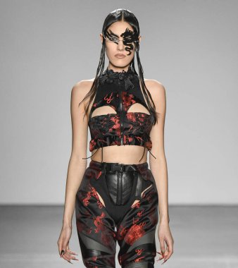 New York, New York - Şubat 09, 2020: Namilia Güz Kış Moda Gösterisi 'nde bir model podyumda yürüyor