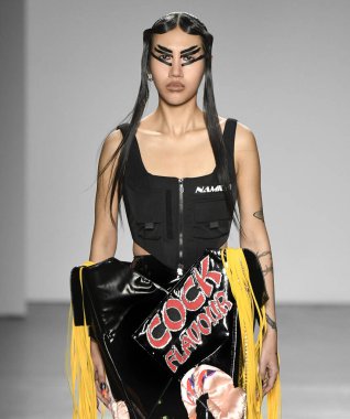 New York, New York - Şubat 09, 2020: Namilia Güz Kış Moda Gösterisi 'nde bir model podyumda yürüyor
