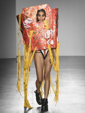 New York, New York - Şubat 09, 2020: Namilia Güz Kış Moda Gösterisi 'nde bir model podyumda yürüyor