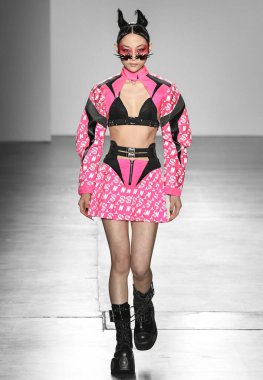 New York, New York - Şubat 09, 2020: Namilia Güz Kış Moda Gösterisi 'nde bir model podyumda yürüyor