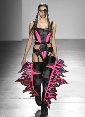 New York, New York - Şubat 09, 2020: Namilia Güz Kış Moda Gösterisi 'nde bir model podyumda yürüyor